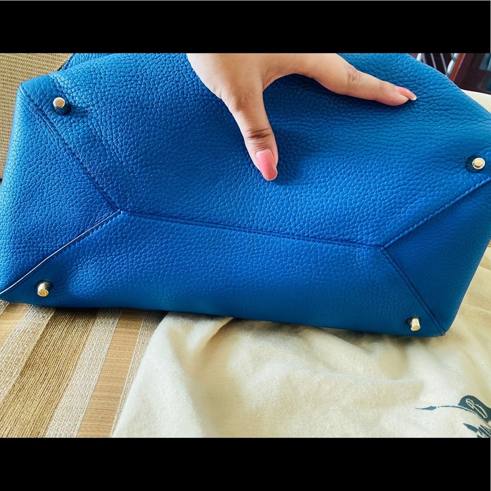 Blue Burberry stunning grain leather medium bag, with golden Burberry logo💙💙💙 - Picture 3 of 4